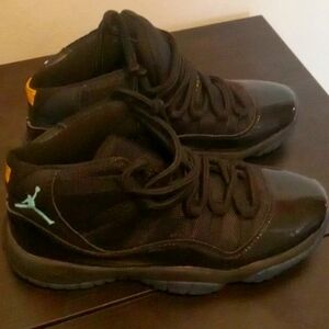 Black and blue jordans retro 11